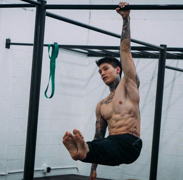 Homem treinando em equipamento de calistenia